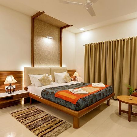 Hotel Woodland Kolhapur Exteriör bild