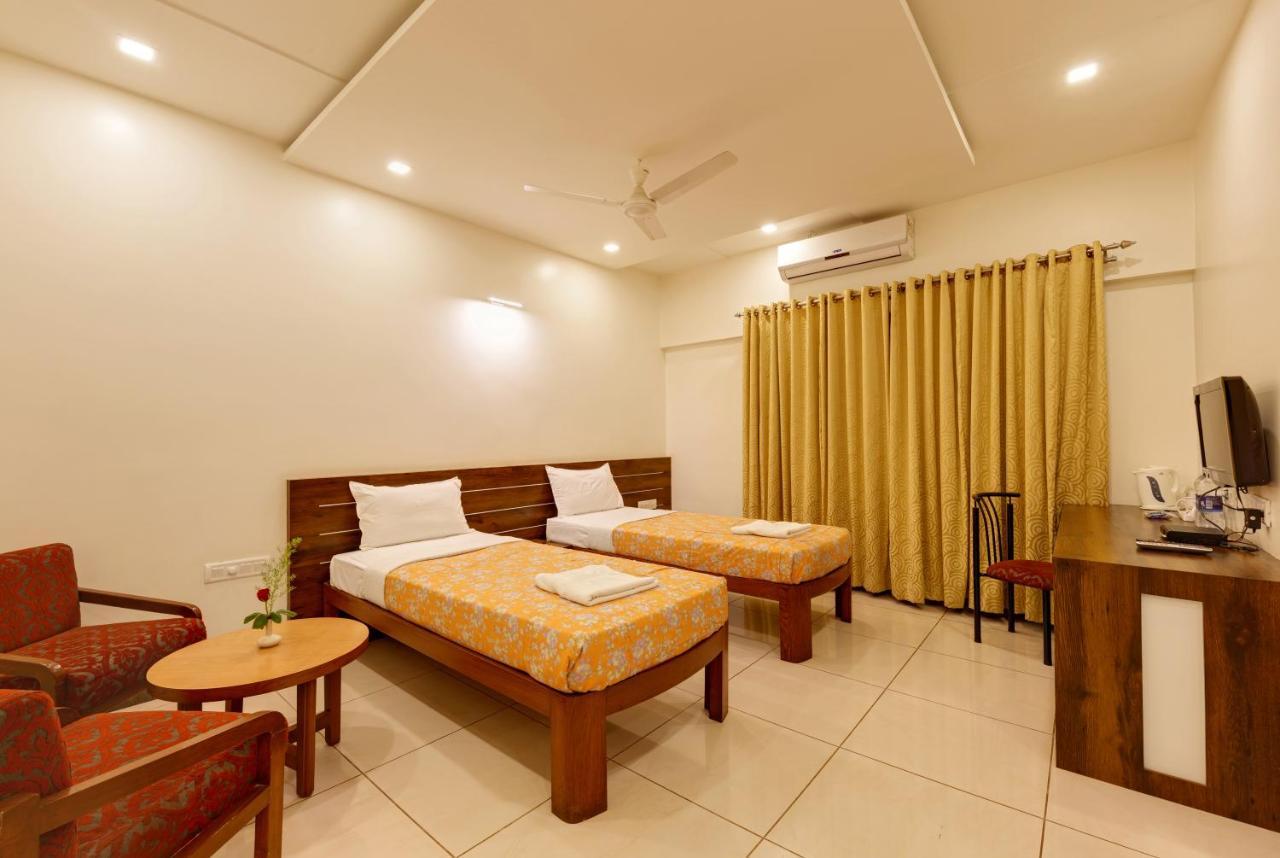Hotel Woodland Kolhapur Exteriör bild