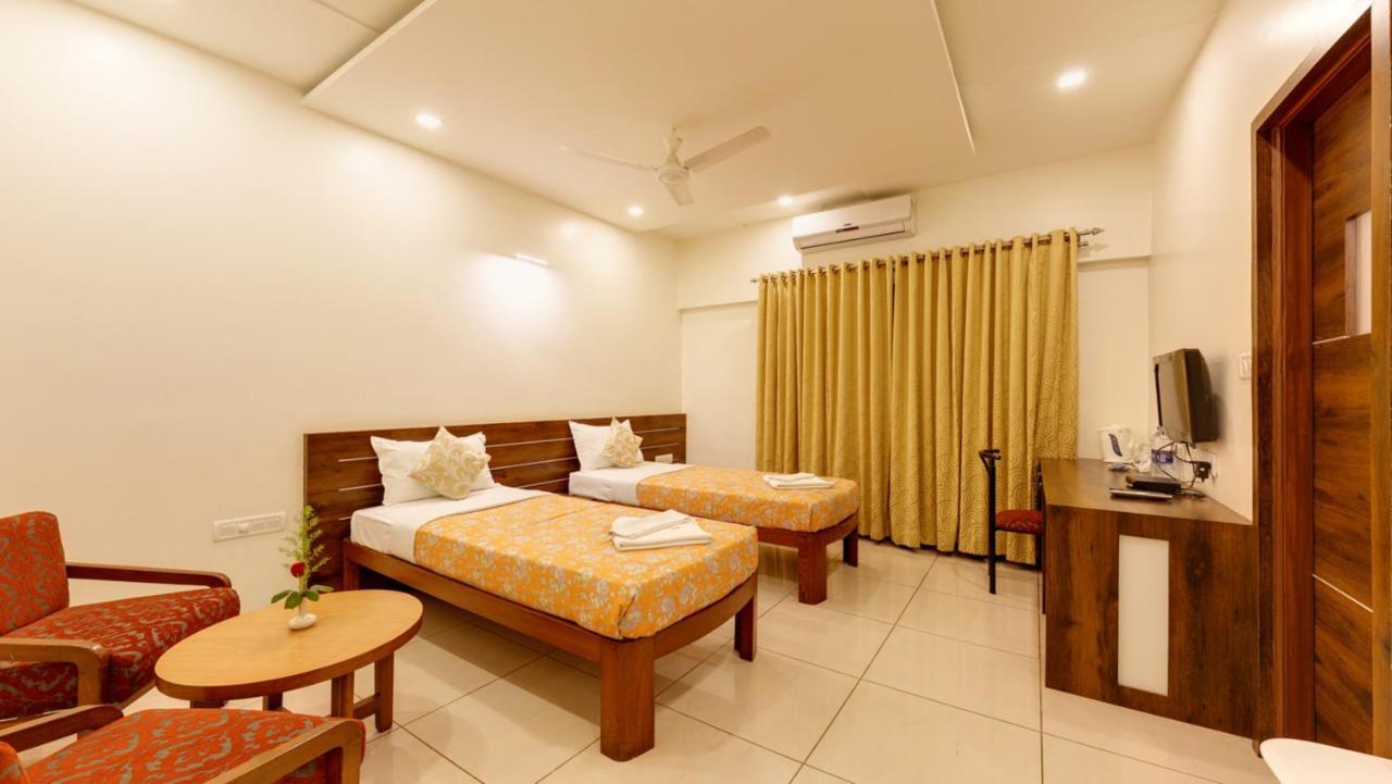 Hotel Woodland Kolhapur Exteriör bild