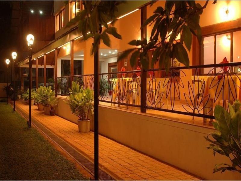 Hotel Woodland Kolhapur Exteriör bild