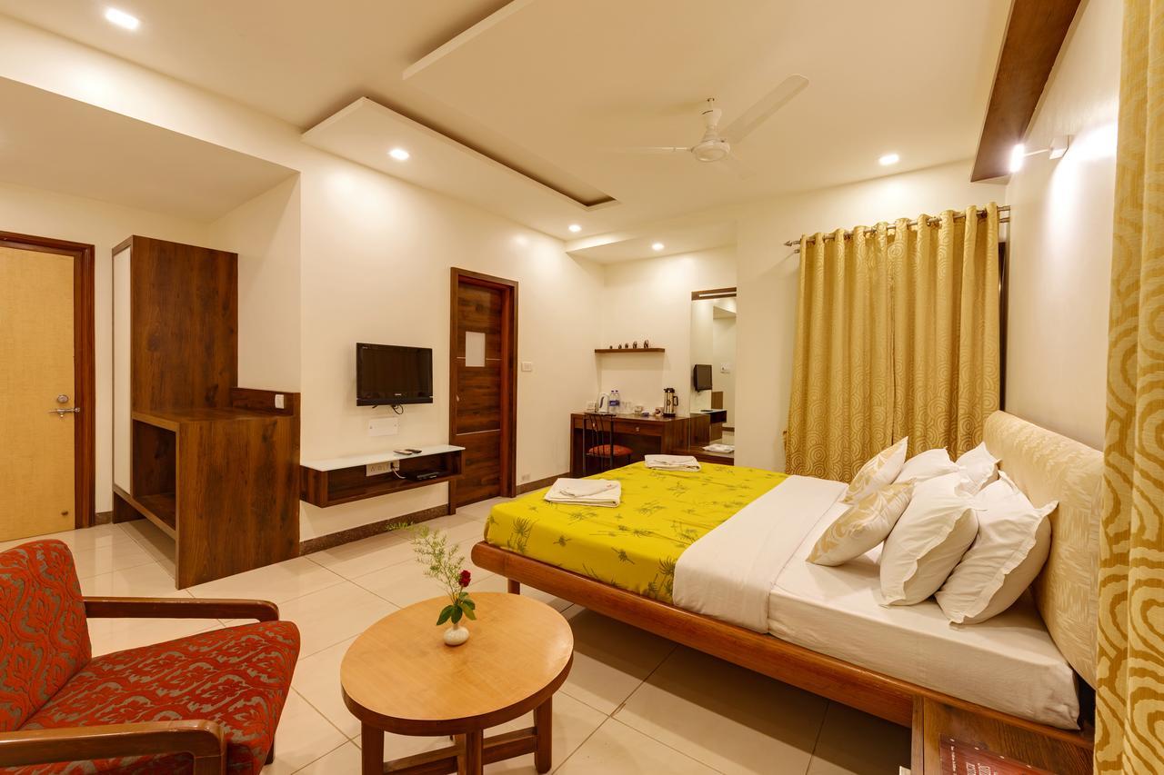 Hotel Woodland Kolhapur Exteriör bild