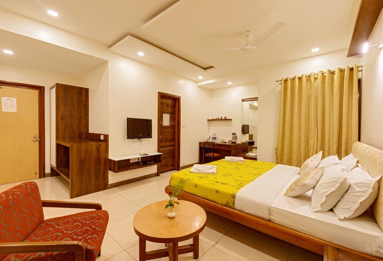 Hotel Woodland Kolhapur Exteriör bild