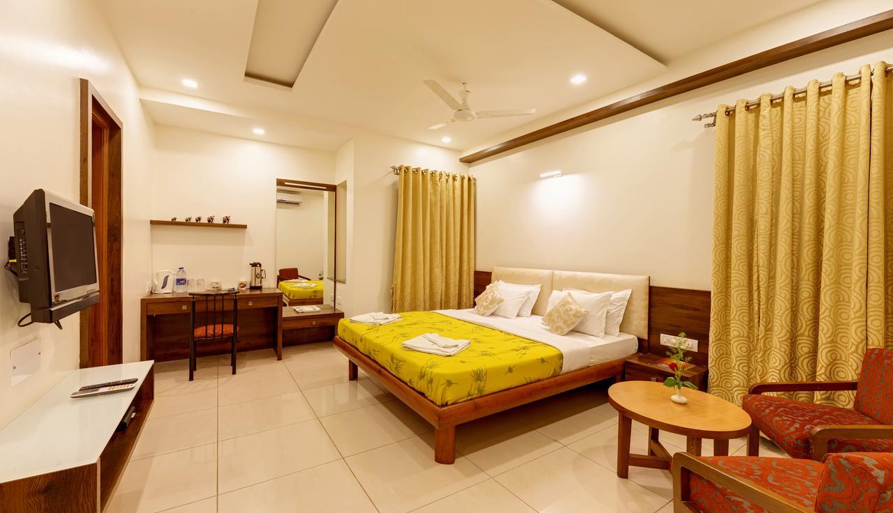 Hotel Woodland Kolhapur Exteriör bild